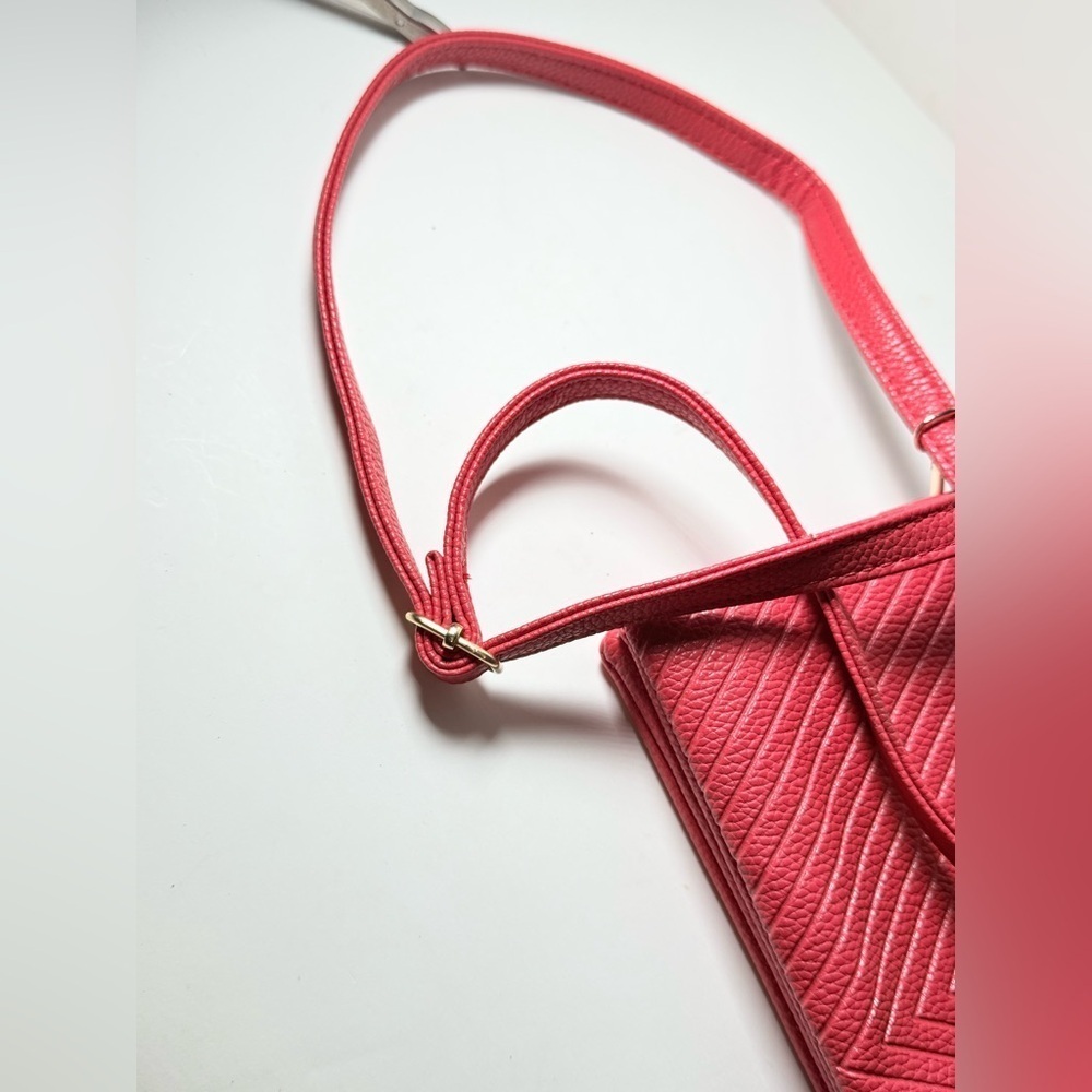 Elegant Pink Crossbody Bag - Picture 4 of 7